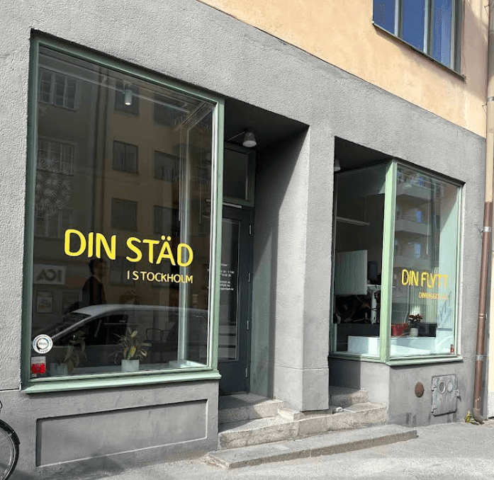 Kontoret på Essinge Brogatan 6: gröna fönsterramar och skylten Din Städ i Stockholm i fönstret